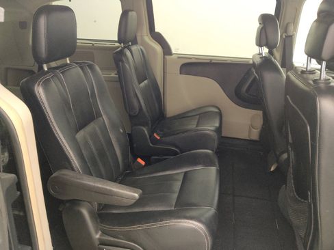 Used 2016 Chrysler Town & Country Touring w/ Driver Convenience Group image 19