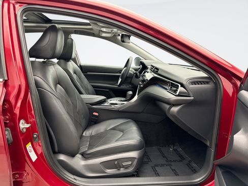Used 2019 Toyota Camry XLE FWD image 18