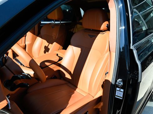 Used 2019 Bentley Bentayga AWD/4WD image 19