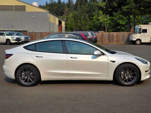 Used 2022 Tesla Model 3 Long Range AWD/4WD image 9