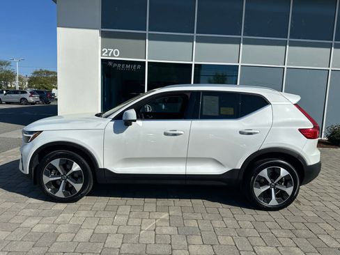 Used 2025 Volvo XC40 B5 Plus AWD/4WD image 5