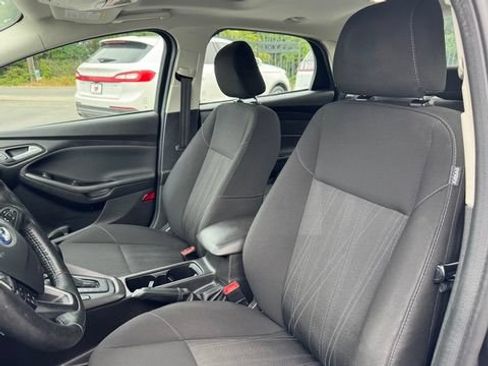 Used 2017 Ford Focus SEL w/ Cold Weather Package FWD image 11