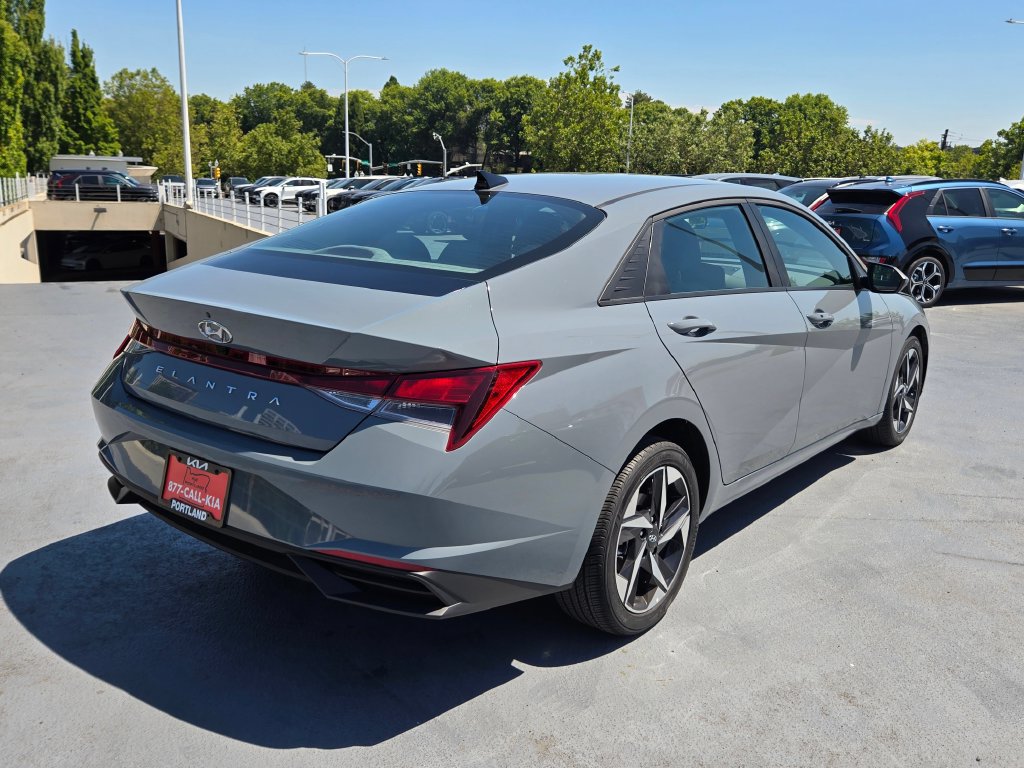 Used 2023 Hyundai Elantra SEL w/ Convenience Package FWD image 3