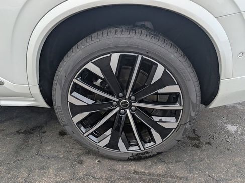 Used 2025 Volvo XC90 B6 Plus image 9