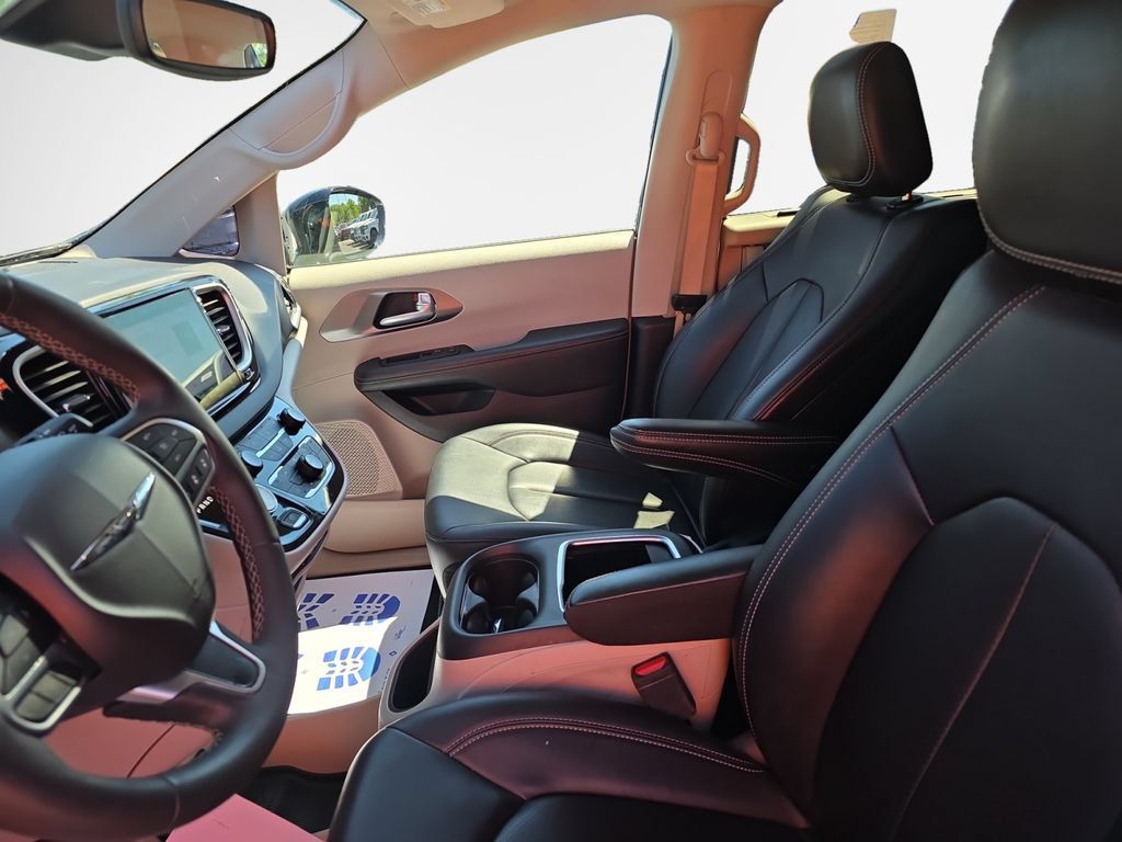 Used 2024 Chrysler Pacifica Touring-L FWD image 12