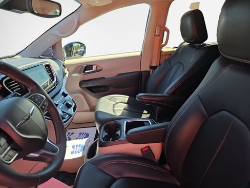 Used 2024 Chrysler Pacifica Touring-L FWD image 12