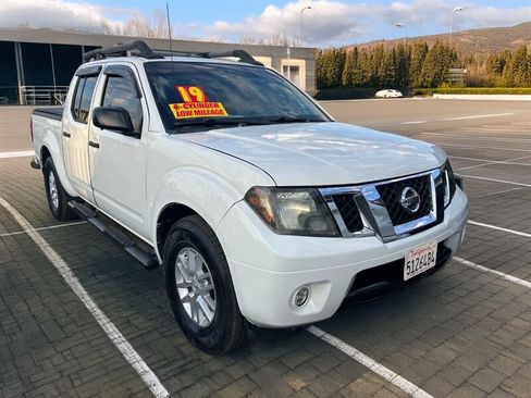 Used 2019 Nissan Frontier SV image 1