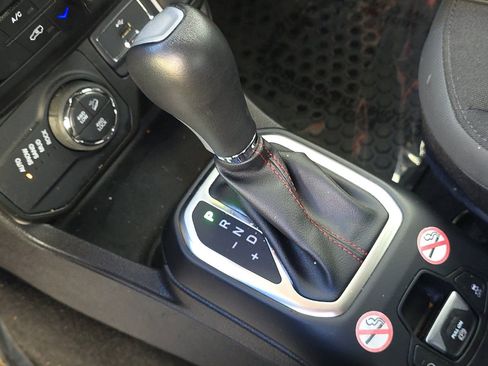 Used 2023 Jeep Renegade Trailhawk AWD/4WD image 19