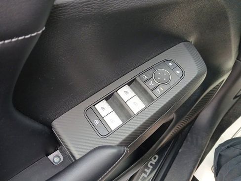 Used 2024 Mitsubishi Outlander SE image 31