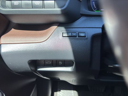 Used 2023 Toyota Crown Limited image 13