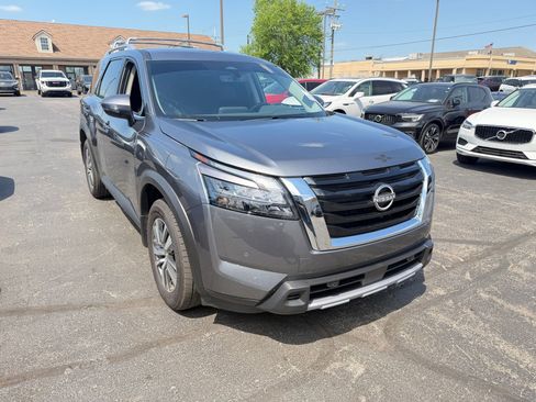 Used 2025 Nissan Pathfinder SL image 3