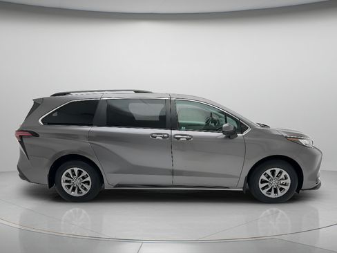 Used 2022 Toyota Sienna LE FWD image 2