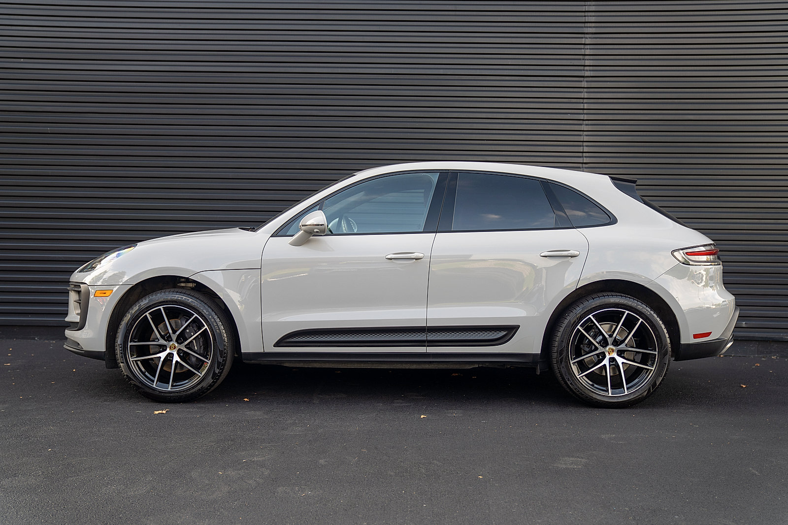 Certified 2023 Porsche Macan AWD/4WD image 2