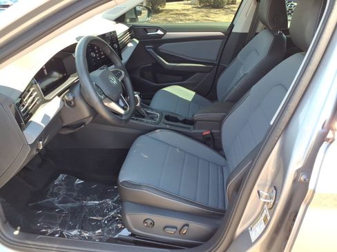 Certified 2025 Volkswagen Jetta SE FWD image 19