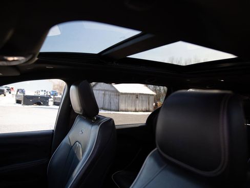 Used 2023 Chrysler Pacifica Limited w/ S Appearance Package image 20