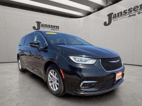 Used 2023 Chrysler Pacifica Touring-L FWD image 6