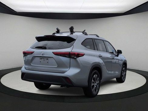 Used 2021 Toyota Highlander XLE FWD image 8