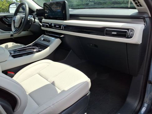 Used 2026 Lincoln Aviator AWD image 9