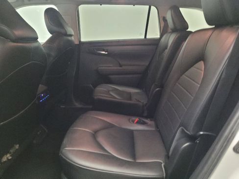 Used 2020 Toyota Highlander XLE FWD image 18
