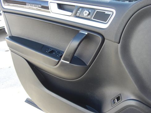 Used 2016 Volkswagen Touareg Executive image 21