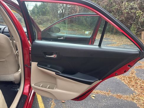 Used 2012 Toyota Camry L image 22