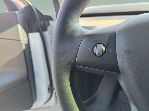 Used 2021 Tesla Model Y Long Range AWD/4WD image 23
