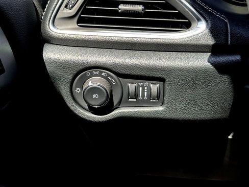 New 2026 Chrysler Pacifica Limited w/ Uconnect Theater Family Group image 13