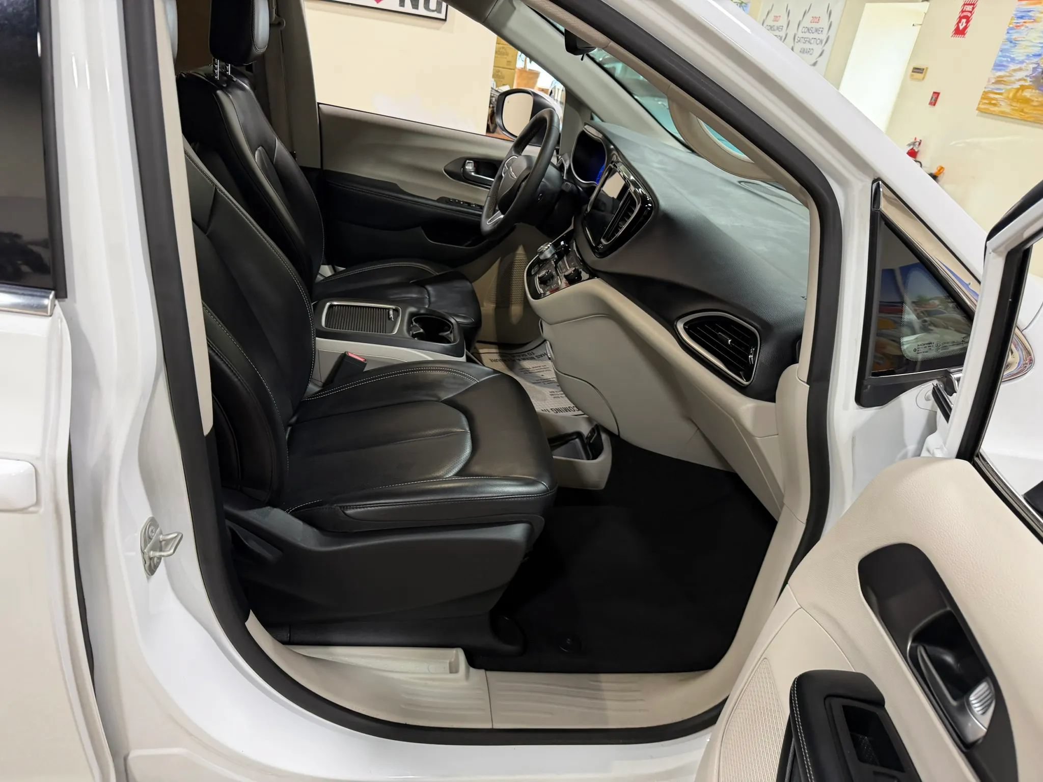 Used 2023 Chrysler Pacifica Touring-L FWD image 37