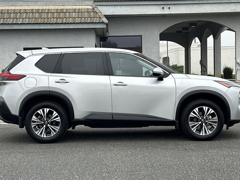 Used 2022 Nissan Rogue SV image 3