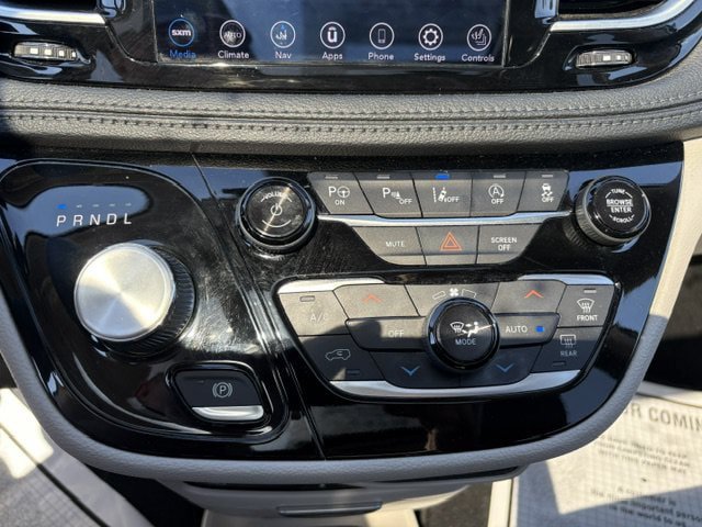 Used 2020 Chrysler Pacifica Limited w/ Tire & Wheel Group FWD image 23