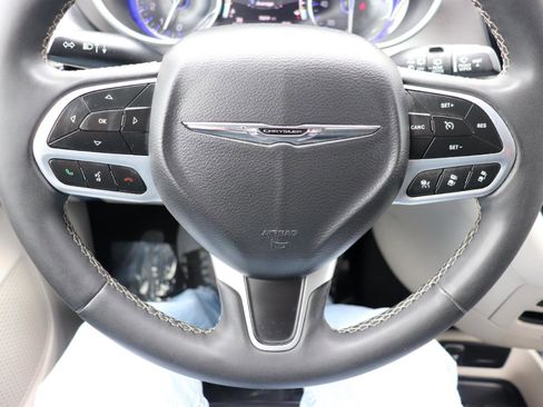 Used 2023 Chrysler Pacifica Touring-L image 34