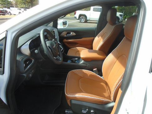 Certified 2024 Chrysler Pacifica Pinnacle image 8