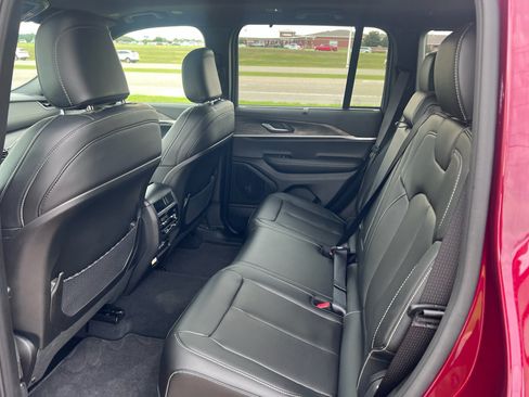 Certified 2025 Jeep Grand Cherokee Limited w/ Luxury Tech Group II RWD image 18