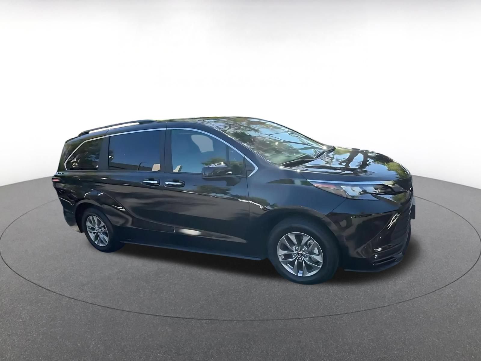 Used 2025 Toyota Sienna XLE FWD image 2