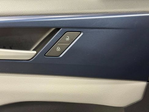 Used 2022 Volkswagen Taos SE w/ Panoramic Sunroof Package FWD image 26