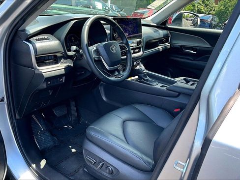 Used 2025 Toyota Grand Highlander AWD image 12