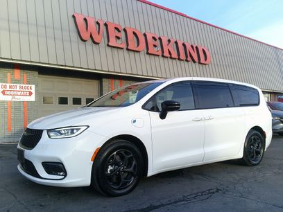 Used 2024 Chrysler Pacifica Select