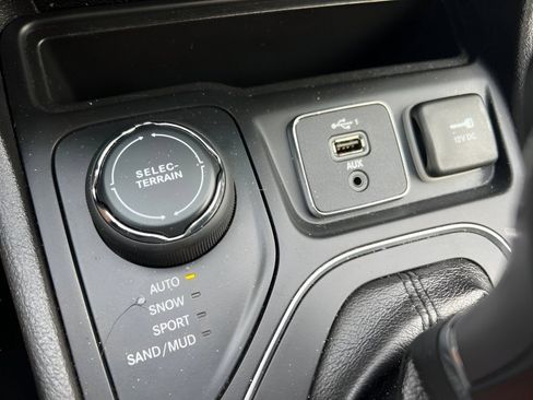 Used 2019 Jeep Cherokee Latitude w/ Popular Appearance Group AWD/4WD image 28