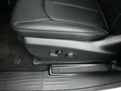 Used 2025 Chrysler Pacifica Select FWD image 15
