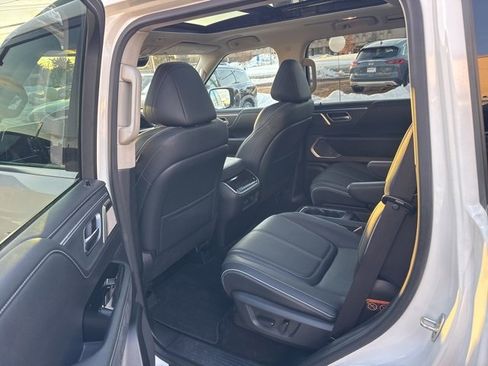 Certified 2025 INFINITI QX80 Sensory image 10