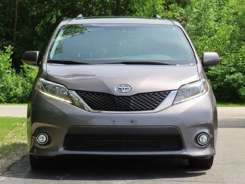 Used 2017 Toyota Sienna SE w/ SE Preferred Package FWD image 4