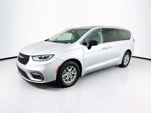Used 2024 Chrysler Pacifica Touring-L image 3