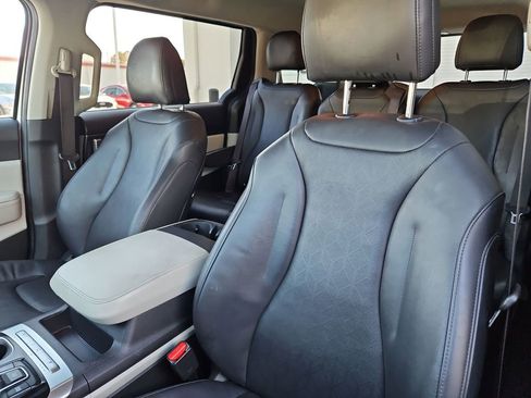 Used 2024 Kia Carnival LX image 23