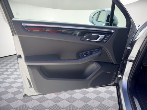 Used 2021 Porsche Macan S AWD/4WD image 14