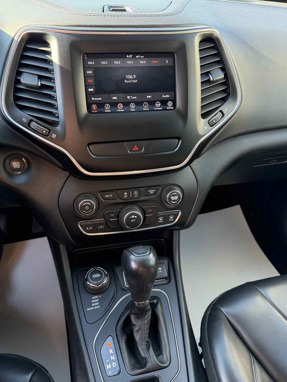 Used 2019 Jeep Cherokee Latitude Plus AWD/4WD image 22