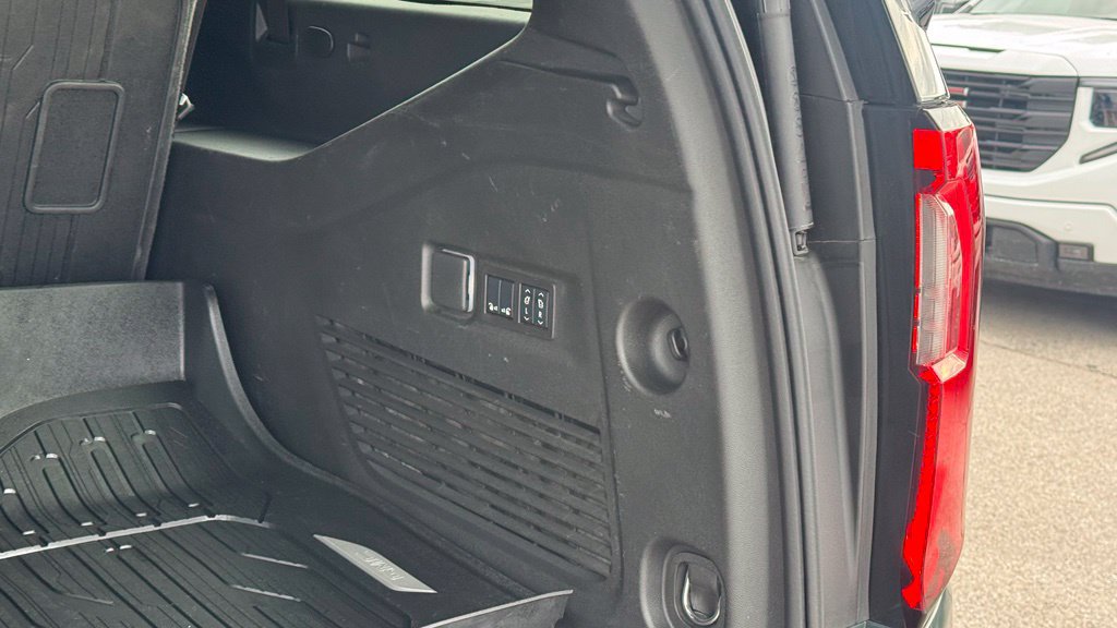 Used 2025 GMC Yukon XL AT4 Ultimate w/ LPO, Floor Liner Package AWD/4WD image 5