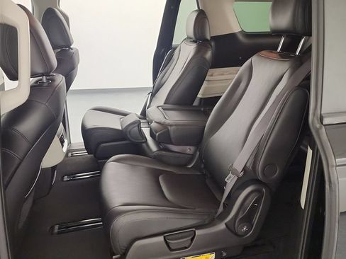 Used 2024 Kia Carnival LX FWD image 25