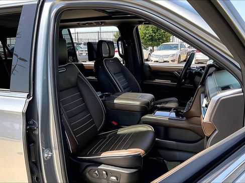 Used 2025 GMC Yukon XL Denali Ultimate AWD/4WD image 9