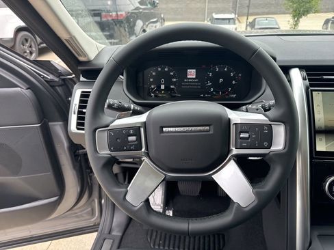 New 2024 Land Rover Discovery S image 16