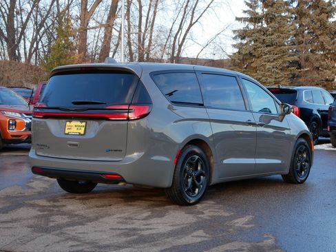 Used 2022 Chrysler Pacifica Limited w/ Uconnect Theater Family Group image 45